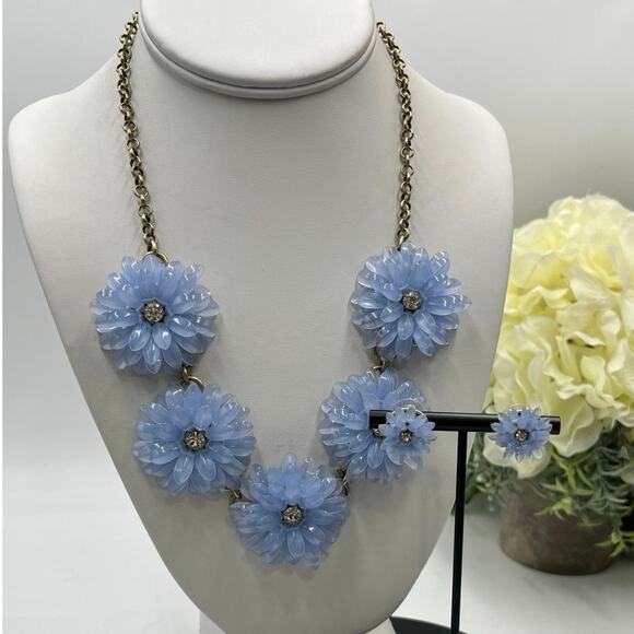 J. Crew Periwinkle Blue Acrylic Floral  Dahlia Statement Necklace & Earring Set - Picture 1 of 13